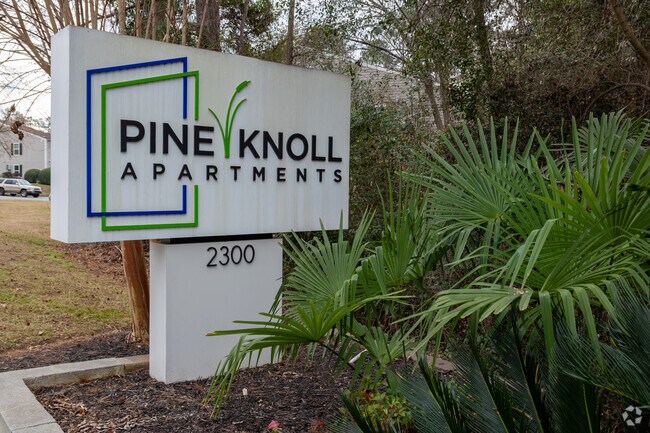 Entrada - Pine Knoll Apartments