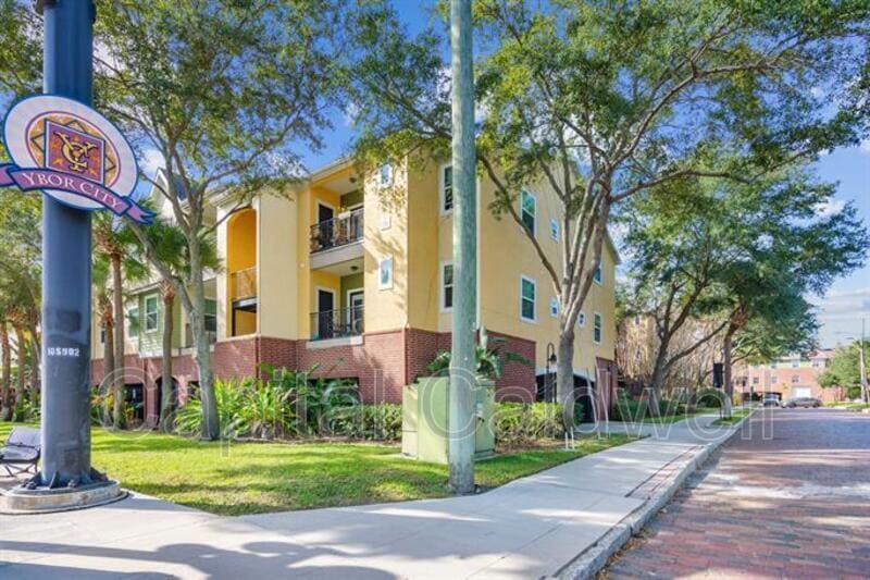 Primary Photo - 2010 E Palm Ave