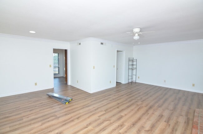 Building Photo - 931 Brentwood Pointe