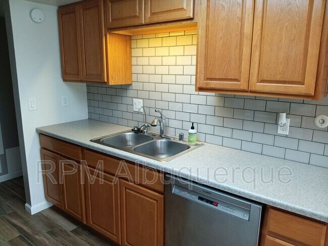 Foto del edificio - 11129 Newcomb Ave NE