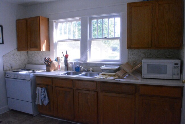 Building Photo - 5 bedroom, 2 bath Home: Available July 2026!