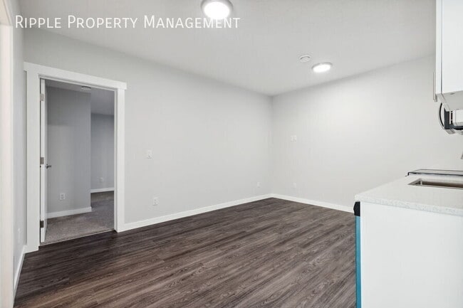 Building Photo - MODERN 1 BED+DEN/ 1 BATH LOWER LEVEL ONLY!