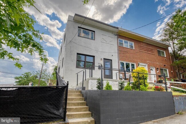 Foto del edificio - 5710 Eastern Ave NE