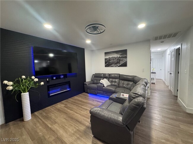 Foto del edificio - 5372 Princess Jean St