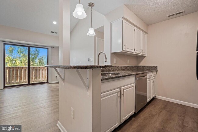 Foto del edificio - 607 Ravens Crest Dr