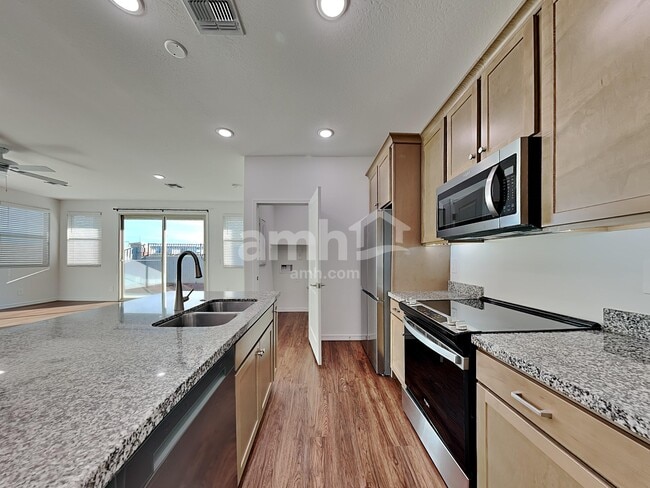 Foto del edificio - 781 S 150th Dr