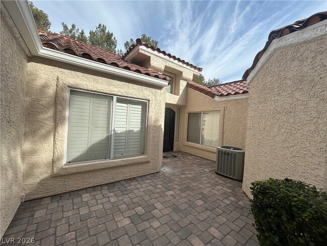 Foto del edificio - 7060 Big Springs Ct