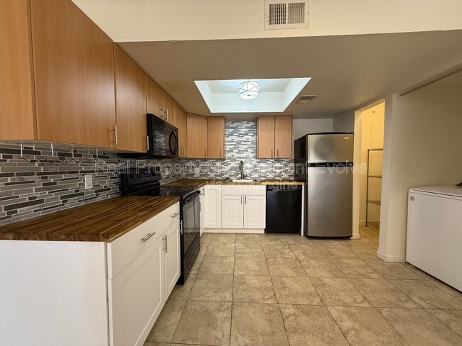 Building Photo - 2146 E 10th St