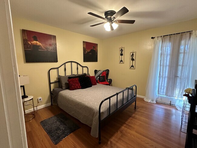 Foto del edificio - 8702 Village Dr