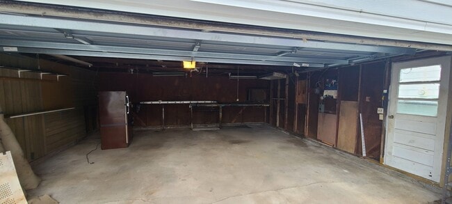 Building Photo - Great 3 Bedroom House in wonderful East Mo...