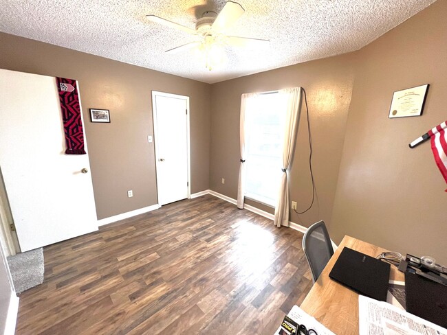 Building Photo - 2 Bedroom Townhouse with a Fireplace and R...