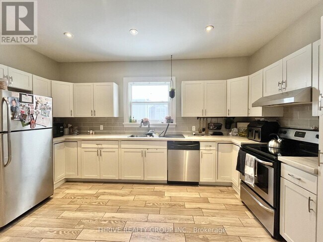 Building Photo - 448 Simcoe St