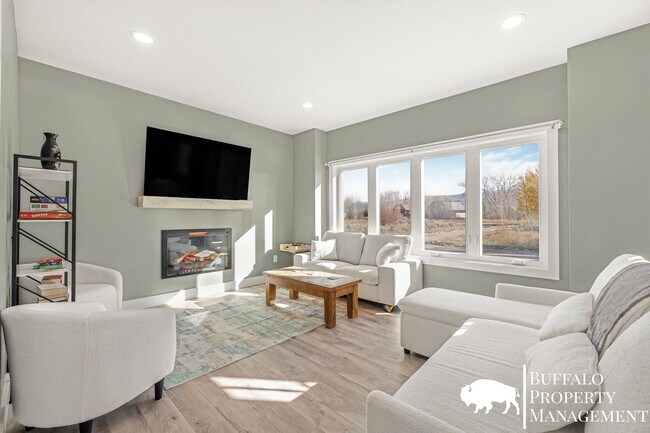 Building Photo - Brand new fully furnished home available f...