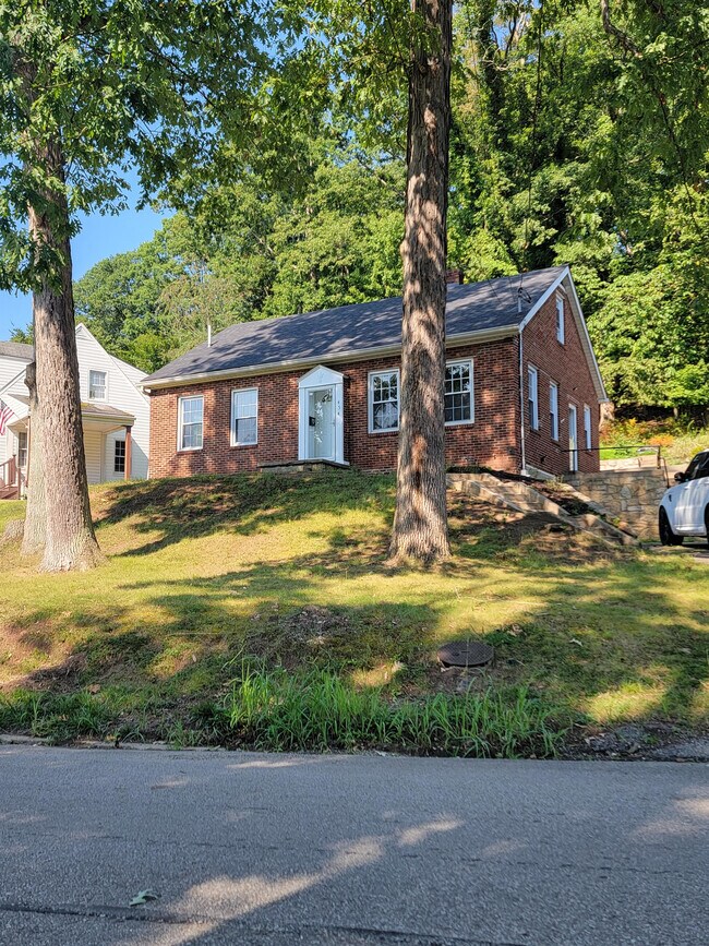 Building Photo - 454 Forest Cir