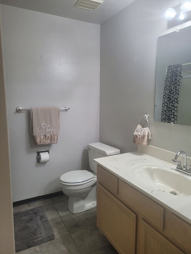 Building Photo - FOR RENT On the Green Condo (golf course)