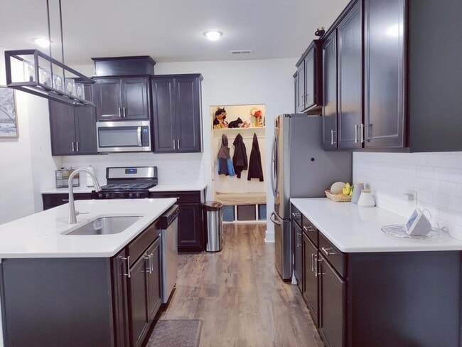 Foto del edificio - 472 Clark Creek Ln