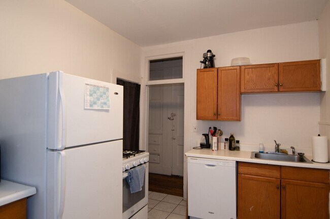 Building Photo - Gorgeous three bed room great sun light  Large bedrooms.