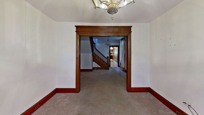 Foto del edificio - 4 Bedroom Duplex with attached commercial ...
