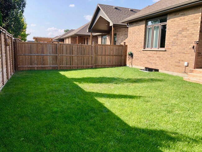 Photo du bâtiment - GORGEOUS 2 bed 2 bath home in South Grove Meadows Strathroy