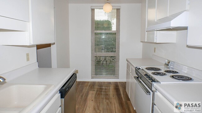 Foto del edificio - Spacious 1 bedroom condo in gated complex