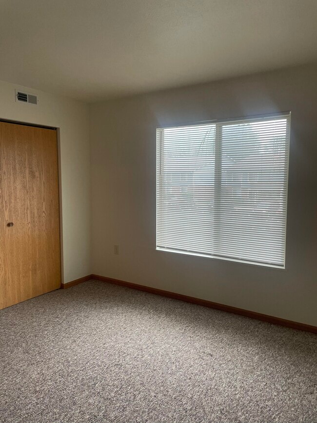 Plenty Of Natural Light - Golden Oak Village