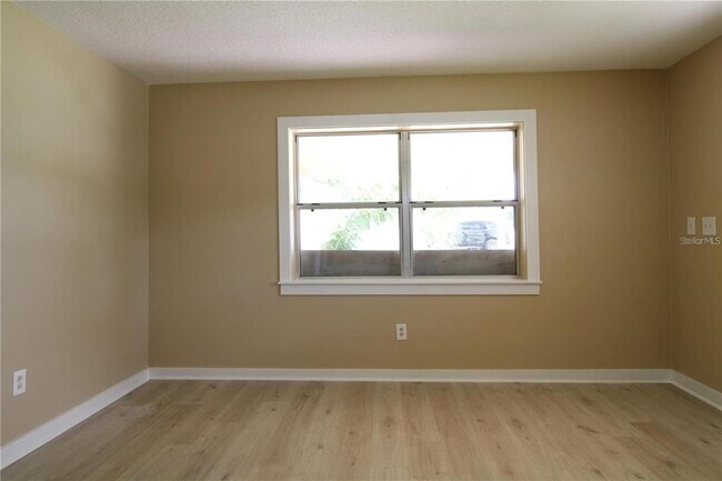 Foto del edificio - 1388 Whitewood Dr