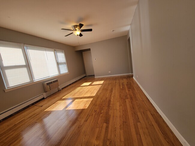 Foto del edificio - 8701 S Clyde Ave