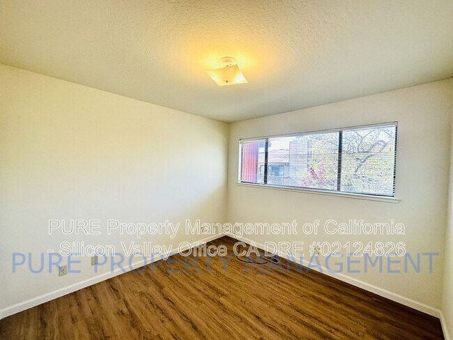 Building Photo - 1552 Merrill St