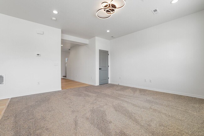 Foto del edificio - NEW BUILT 3BR with Garage, Yard & Designer Finishes in a Cul De Sac!