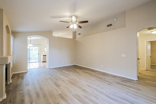 Foto del edificio - 8667 W Palm Ln