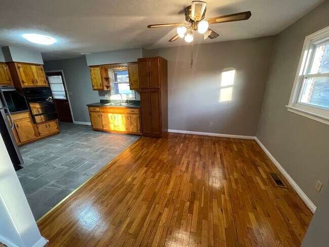 Foto del edificio - Brick Home w/ Detached Garage For Rent Shelbyville