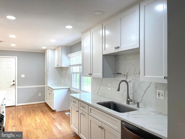 Building Photo - 9725 Cinnamon Creek Dr