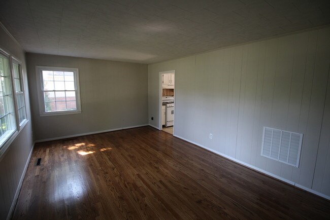 Foto del edificio - Renovated three bedroom in Lyndon!