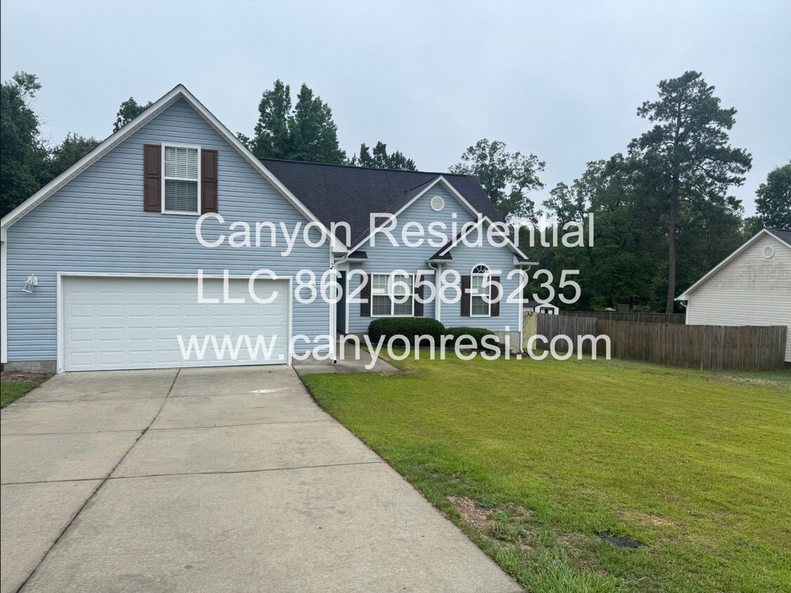 Foto principal - Charming 3-Bedroom Home with Bonus Attic i...