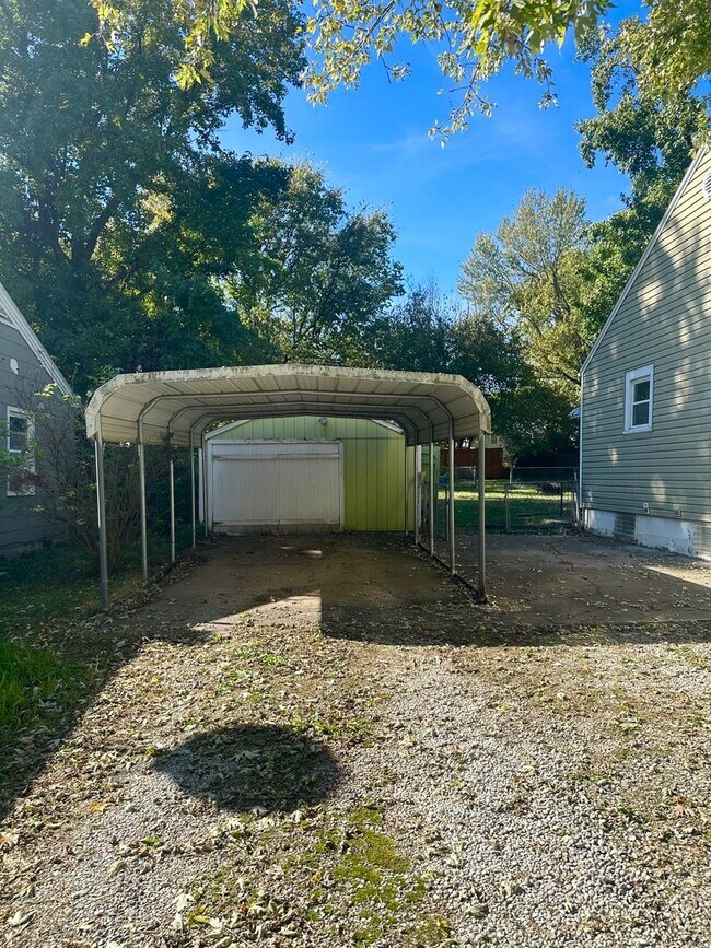 Foto del edificio - Great Location! 2-Bed, 1-Bath Home with Large Yard