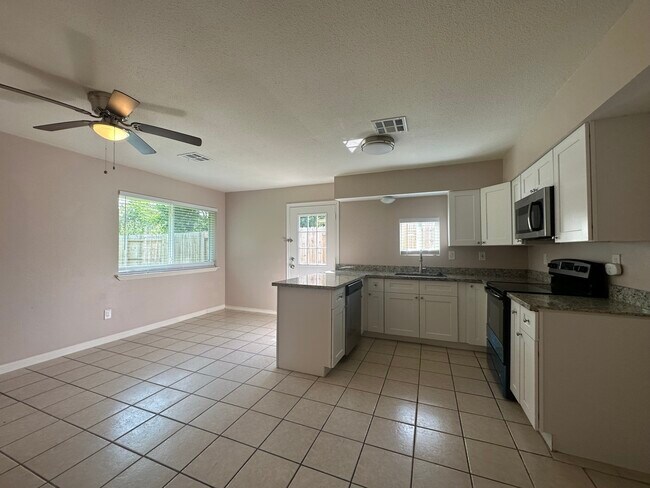 Foto del edificio - 1222 Ravenscourt Dr