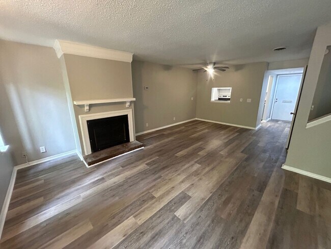 Foto del edificio - 240 Jamil Rd