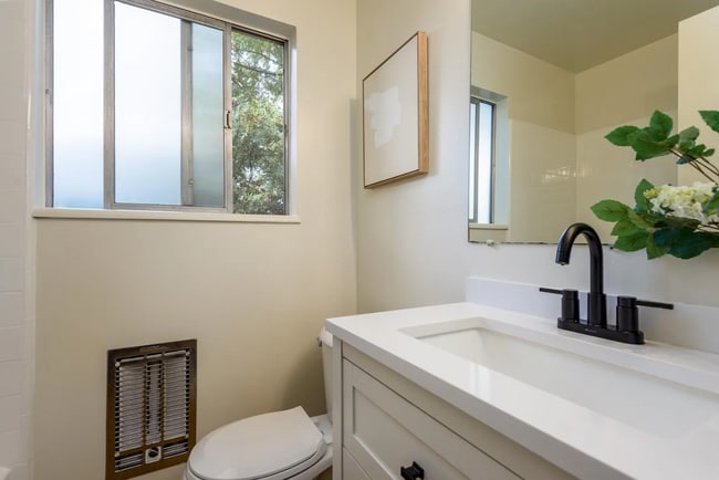 Building Photo - Charming Redwood City one bedroom one bath...