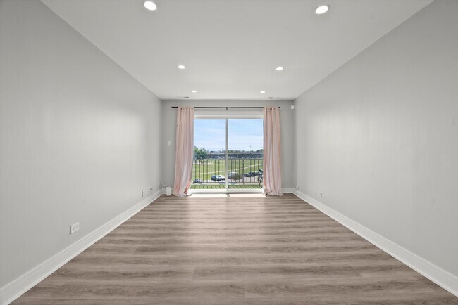 Building Photo - 701 W Huntington Commons Rd