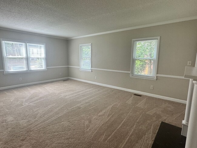 Building Photo - Spacious 3 bedroom apartment with Den and Huge Primary Suite
