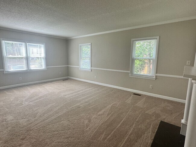 Foto del edificio - Spacious 3 bedroom apartment with Den and Huge Primary Suite