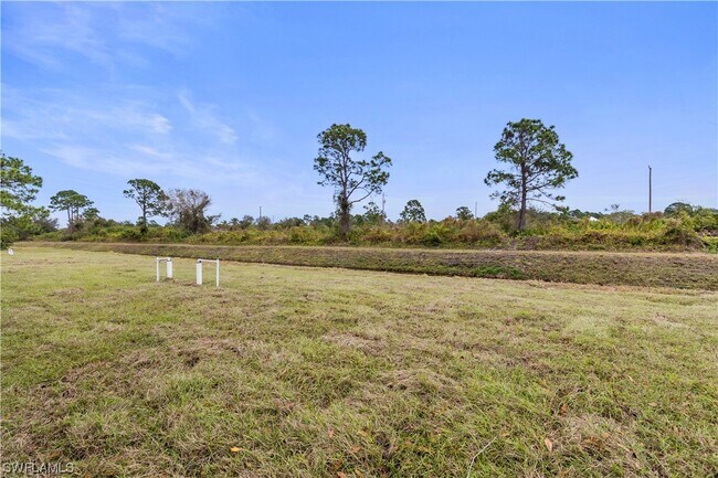 Foto del edificio - 469-471 Loretta Ave S