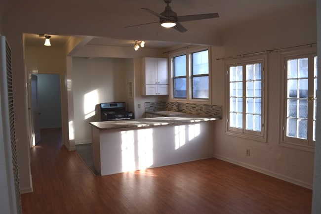 Building Photo - 1172 N Ardmore Ave