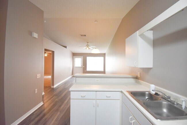 Foto del edificio - 2BR Patio Home with Open Layout, LVP Flooring, Private Fenced Yard, HOA Lawn Care & Convenient Bl...