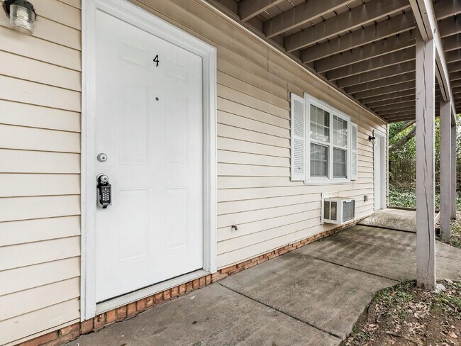 Foto del edificio - Super cute 1 bedroom, 1 bathroom apartment in West Charlotte!