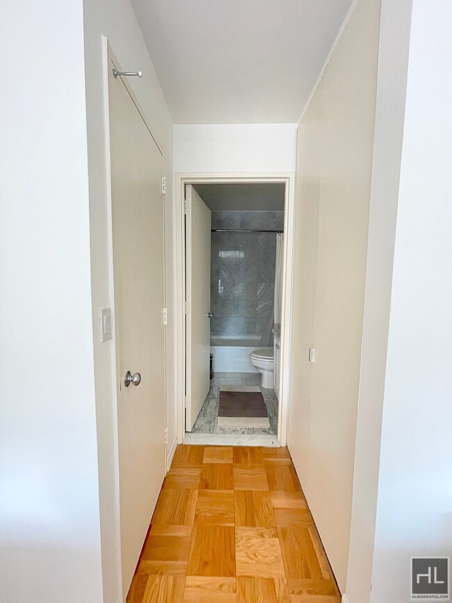 Foto del edificio - SUBLET !! 1 bedroom 1 bath with BAlcony / ...
