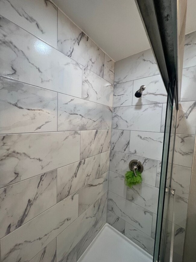 Building Photo - 6 Bedroom 3 Bathroom House on Corner lot- LARGE ROOMS