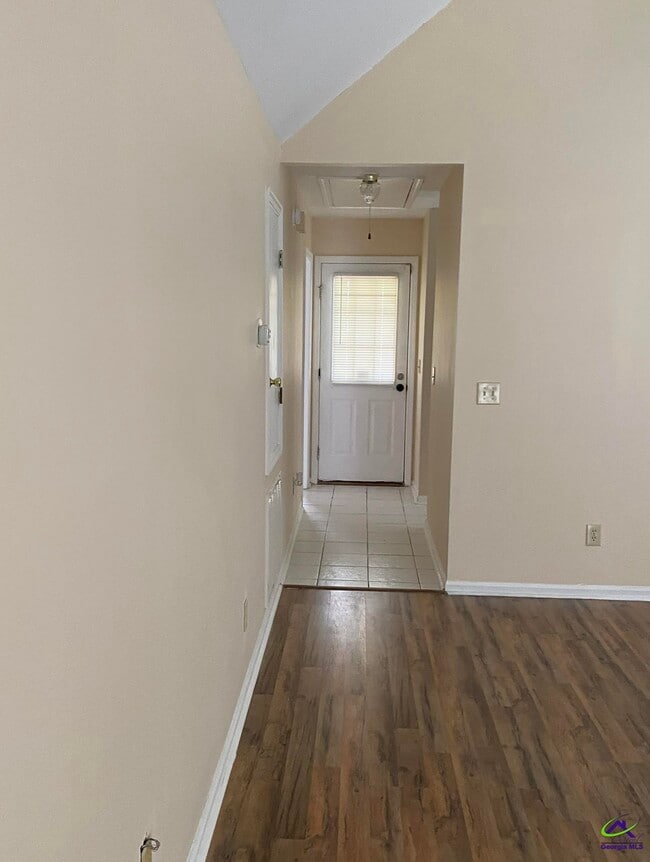 Building Photo - 110 Country Cove