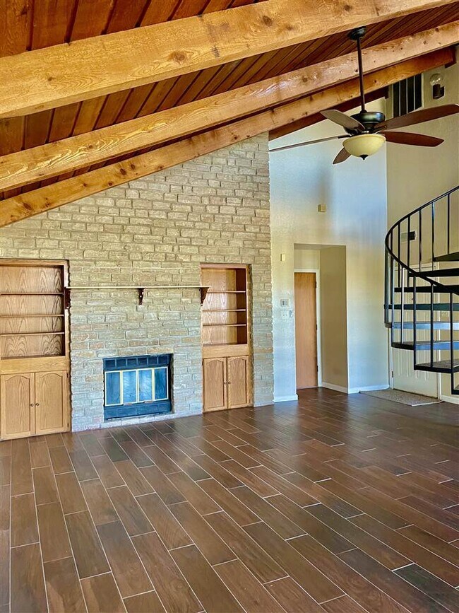 Building Photo - 905 Lago Vista Dr