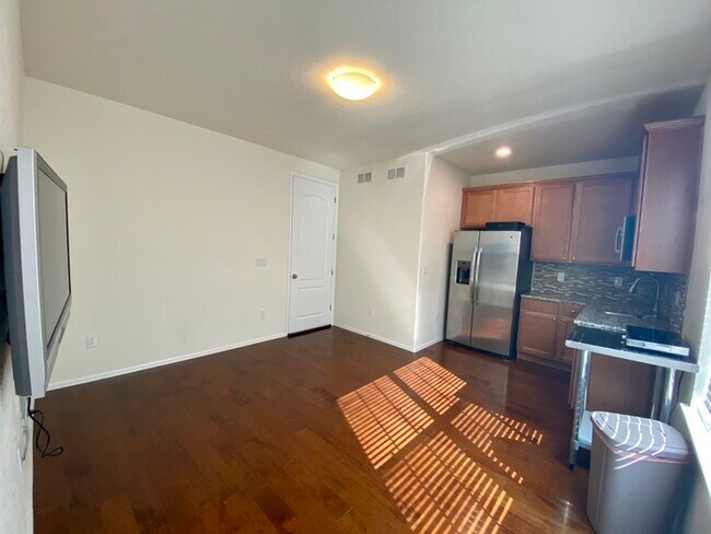 Building Photo - Beautiful Apartment in Thornton